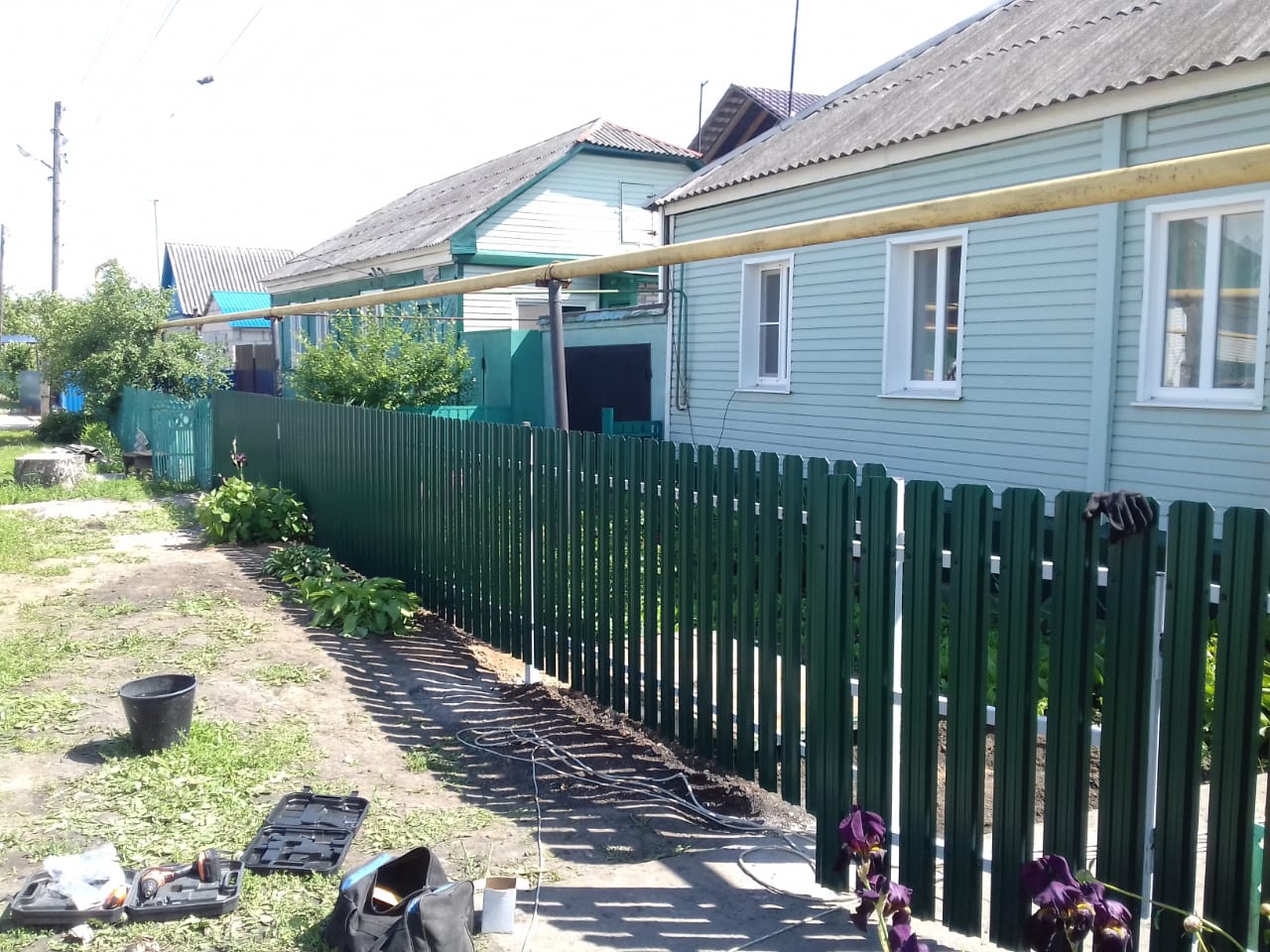 Комбинированный забор 25м штакетник и профлист, ворота, калитка фото в Березниках