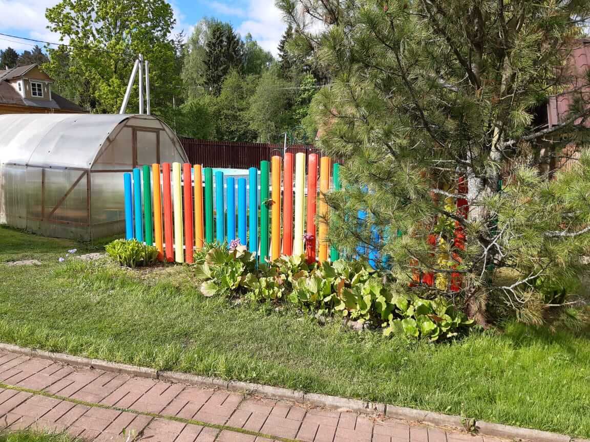 забор из разноцветного штакетника односторонний фото1 в Березниках