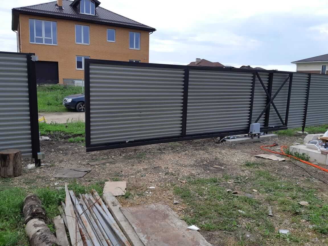 zabor-zhalyuzi-ral8019-temnyy-shokolad-foto4 в Березниках