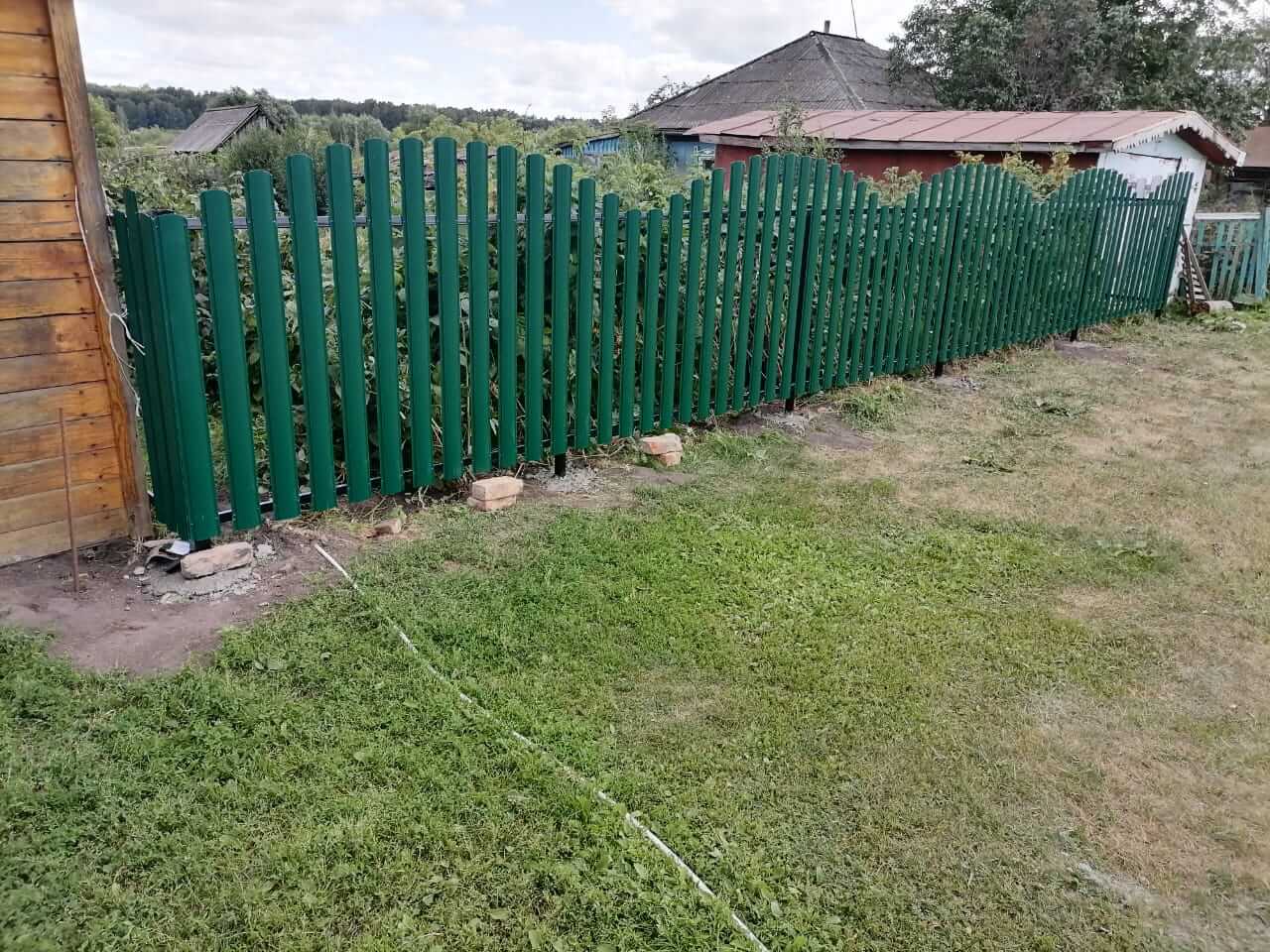 забор из штакетника Зеленый Мох фото1 в Березниках