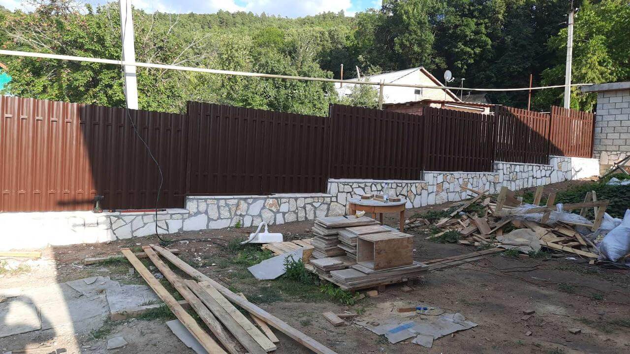 забор из штакетника шоколад двухсторонний фото1 в Березниках
