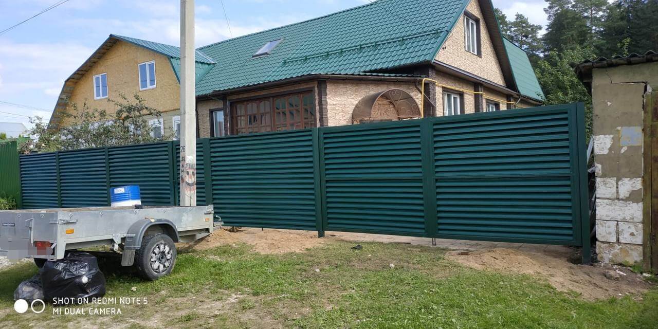 Забор-жалюзи с ламелями еврожалюзи ral6005/6005 Зеленый Мох 2-х сторонний фото1 в Березниках
