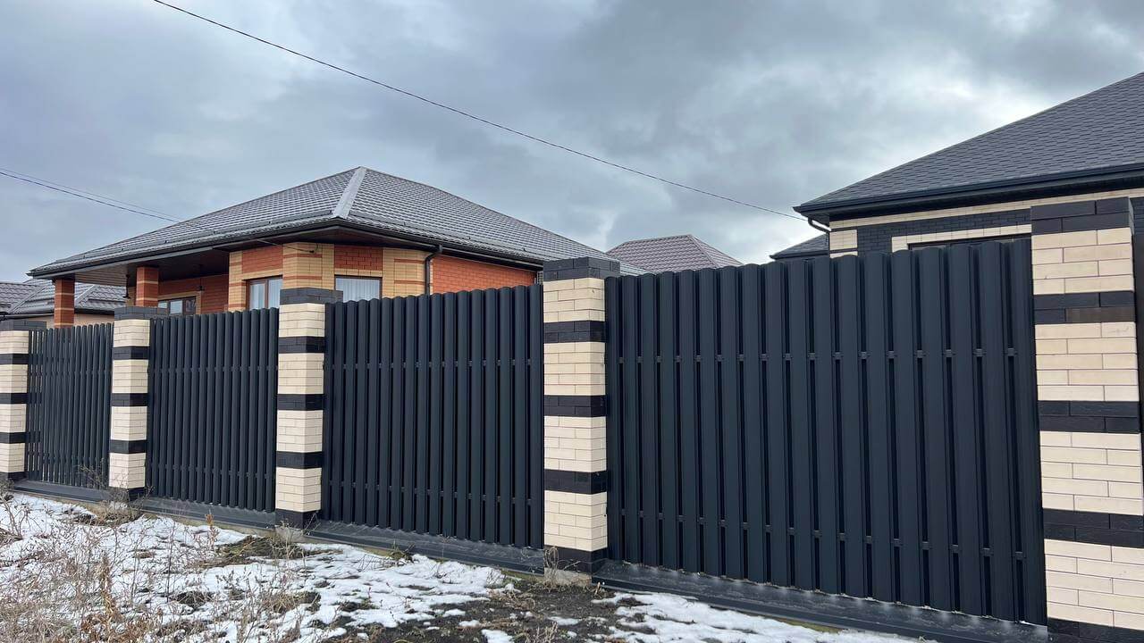 Забор из металлического штакетника RAL9005 Черный МАТТЕ в Березниках