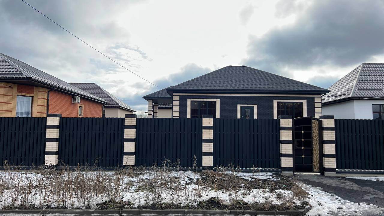 Забор из металлического штакетника RAL9005 Черный МАТТЕ фото 3 в Березниках