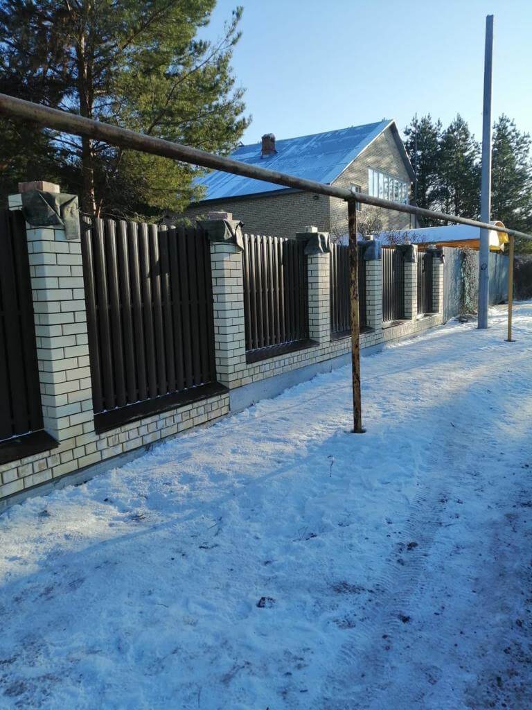 Забор из штакетника RAL8017 Шоколад в Березниках