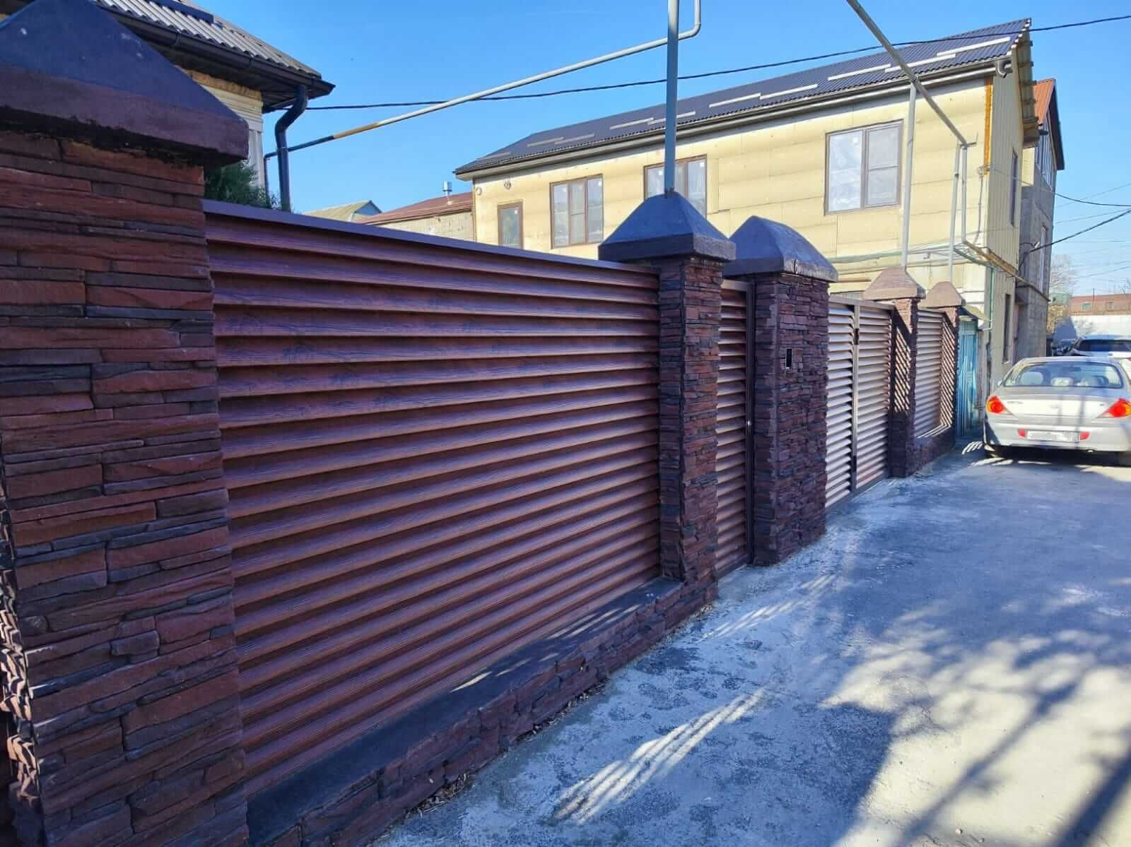 Забор с ламелями Еврожалюзи 43м Красный Каштан Printech фото 1 в Березниках