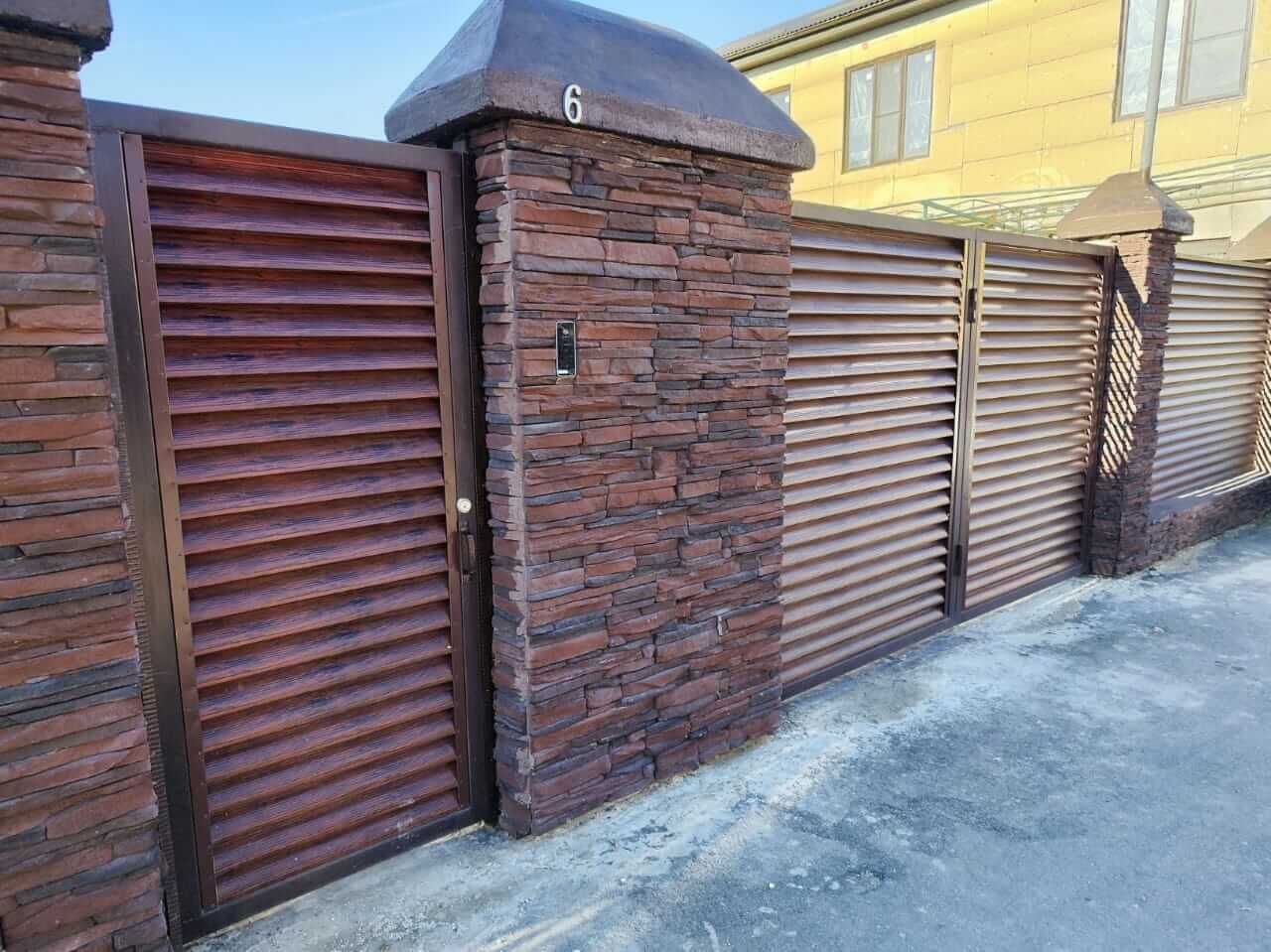 Забор с ламелями Еврожалюзи 43м Красный Каштан Printech в Березниках