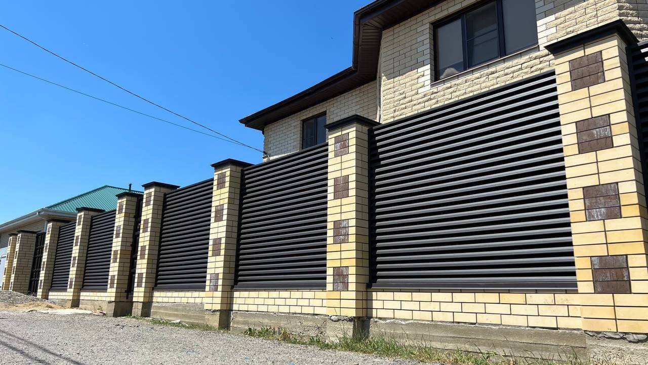 Забор-жалюзи 45м RAL8019 Темный Шоколад матовый в Березниках