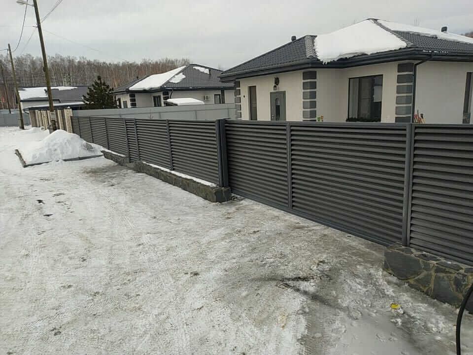 Забор-жалюзи с входной группой 26м RAL7024 Серый Графит МАТТЕ фото 1 в Березниках
