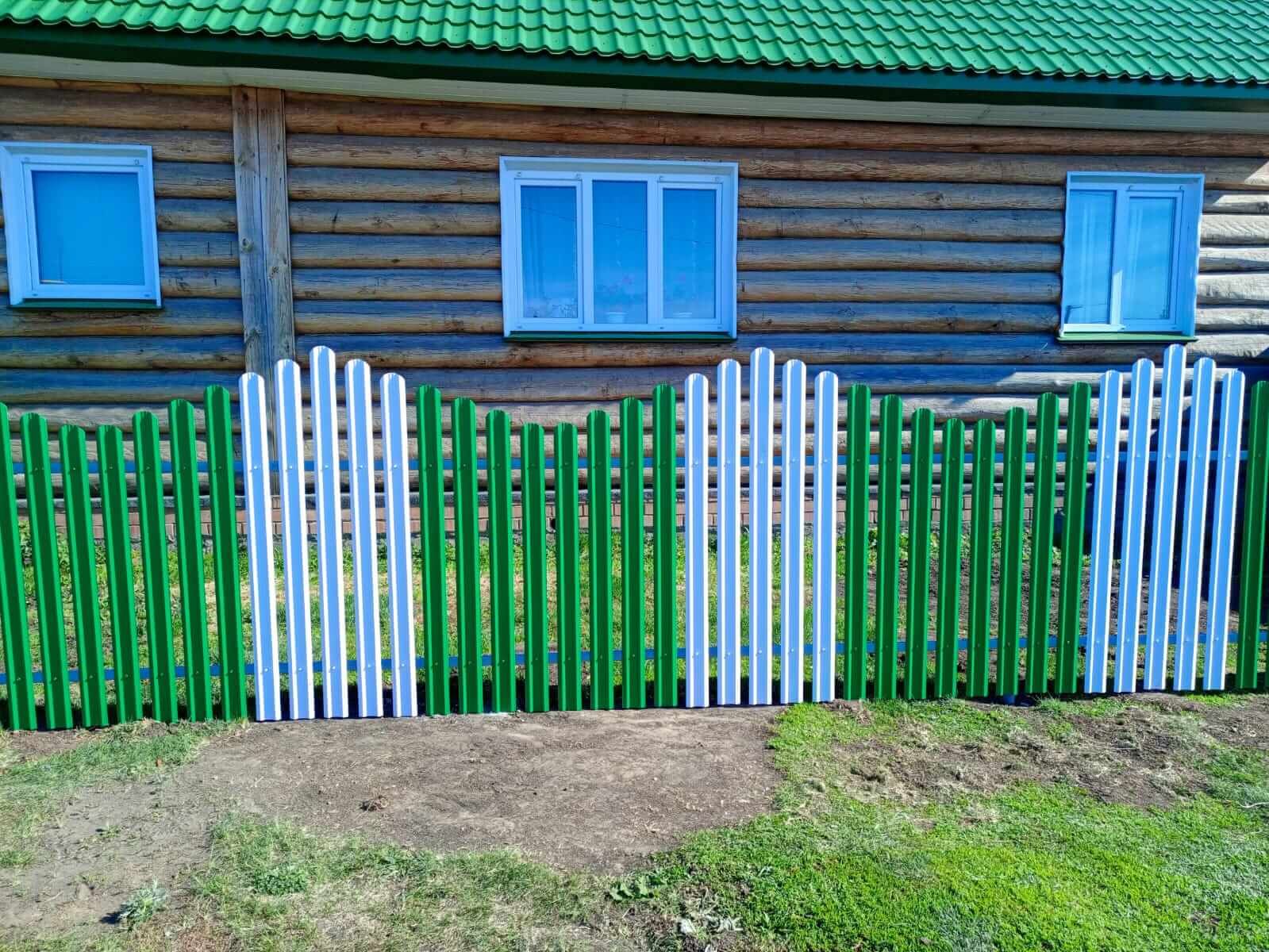 Забор из штакетника 18м в двух цветах RAL9003 Белый + RAL6029 Зеленая Мята в Березниках