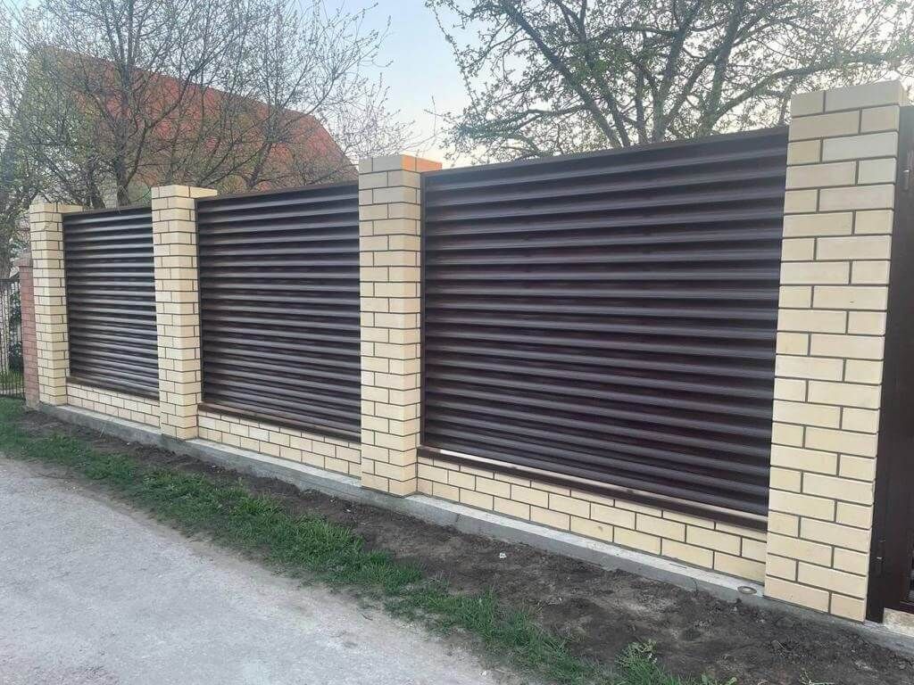 Забор c ламелями Еврожалюзи 23м RAL8017/8017 Шоколад 2-х сторонний фото 3 в Березниках