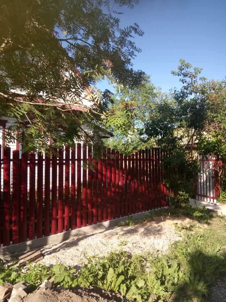 Забор из фигурного штакетника 21м RAL3005 Красное Вино фото 1 в Березниках