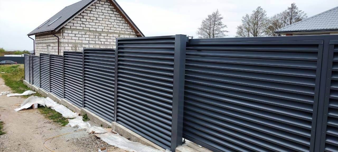 Забор-жалюзи из ламелей ЭКО-Z 24м RAL7024 Серый Графит в Березниках