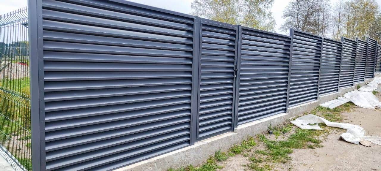 Забор-жалюзи из ламелей ЭКО-Z 24м RAL7024 Серый Графит фото 2 в Березниках