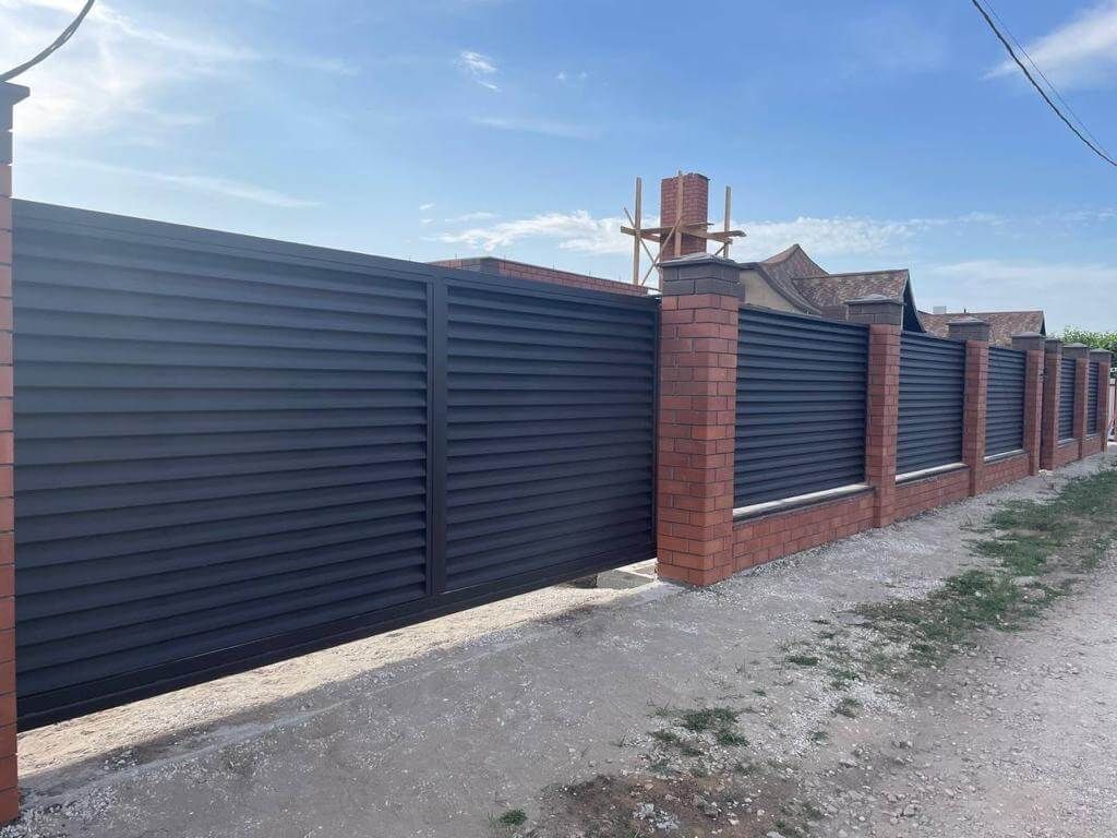 Забор из ламелей еврожалюзи 21м RAL8019/8019 Темный Шоколад МАТТЕ двухсторонний в Березниках