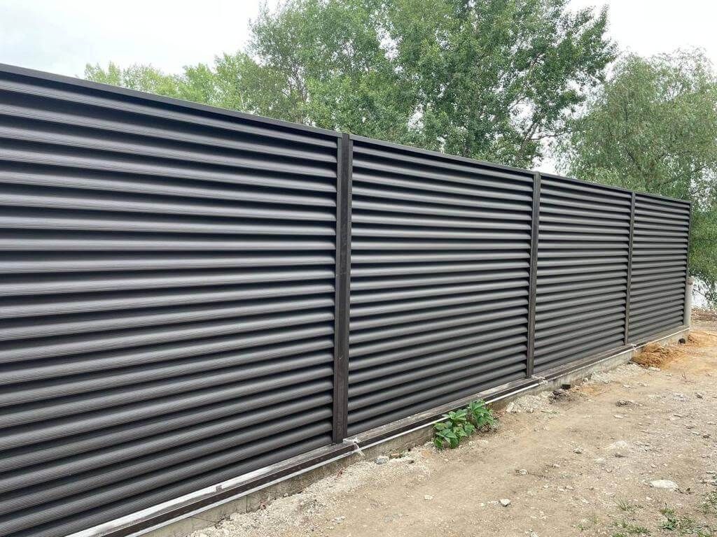 Забор-жалюзи с ламелями еврожалюзи 29м RAL8019/8019 Темный Шоколад МАТТЕ двухсторонний фото 2 в Березниках