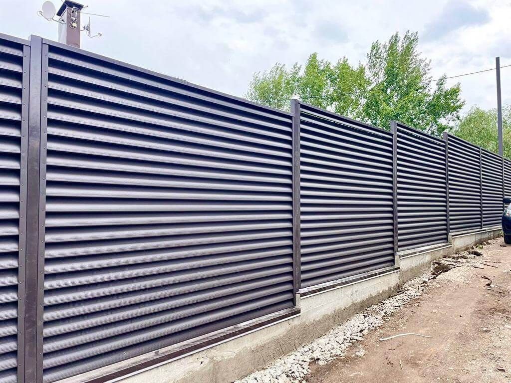 Забор-жалюзи с ламелями еврожалюзи 29м RAL8019/8019 Темный Шоколад МАТТЕ двухсторонний в Березниках
