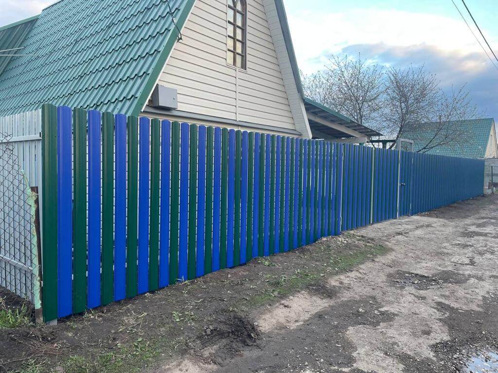 Забор из штакетника двух цветов 16м RAL6005 Зеленый Мох + RAL5002 Синий Ультрамарин фото 2 в Березниках