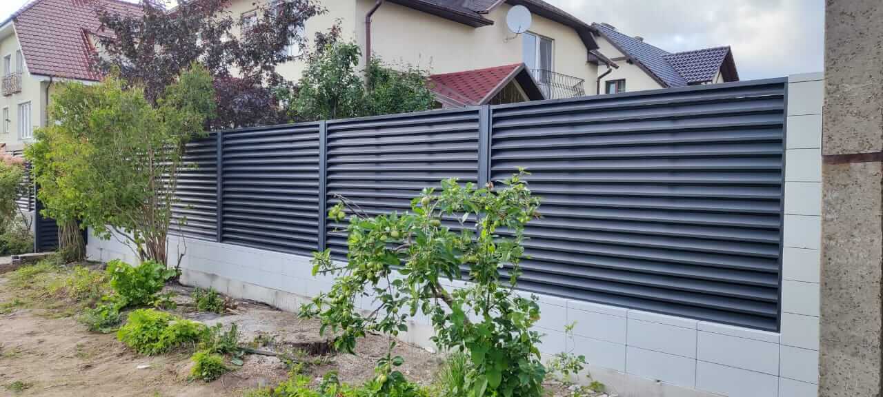 Забор-жалюзи из ламелей ЭКО-Z 17м RAL7024 Серый Графит фото 6 в Березниках