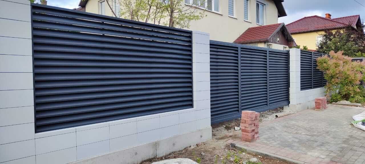 Забор-жалюзи из ламелей ЭКО-Z 17м RAL7024 Серый Графит фото 2 в Березниках