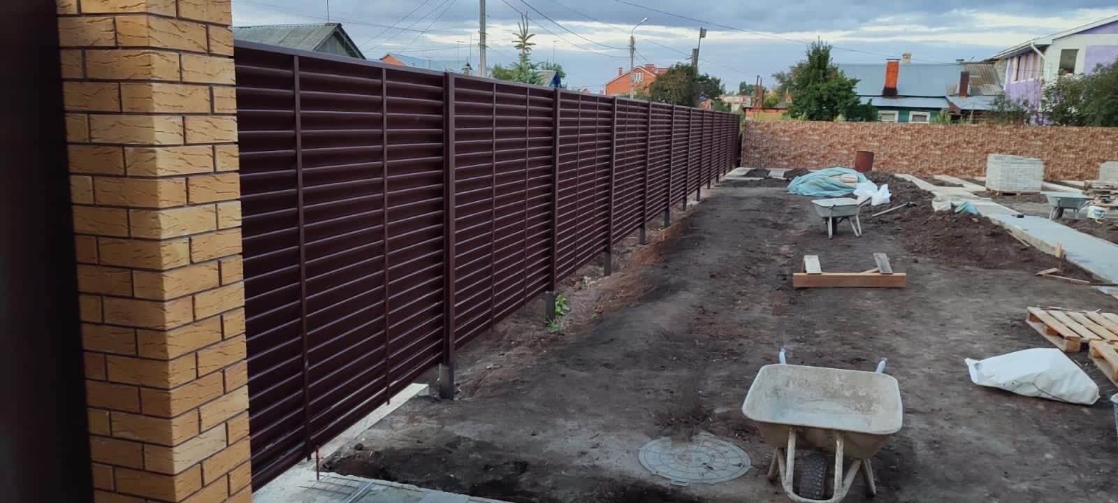 Забор из ламелей еврожалюзи 19м RAL8017/8017 Шоколад двусторонний фото 1 в Березниках