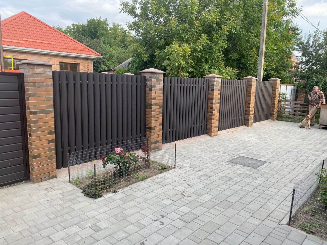 Забор из штакетника полукруглого 22м RAL8019 Темный Шоколад МАТТЕ фото 3 в Березниках