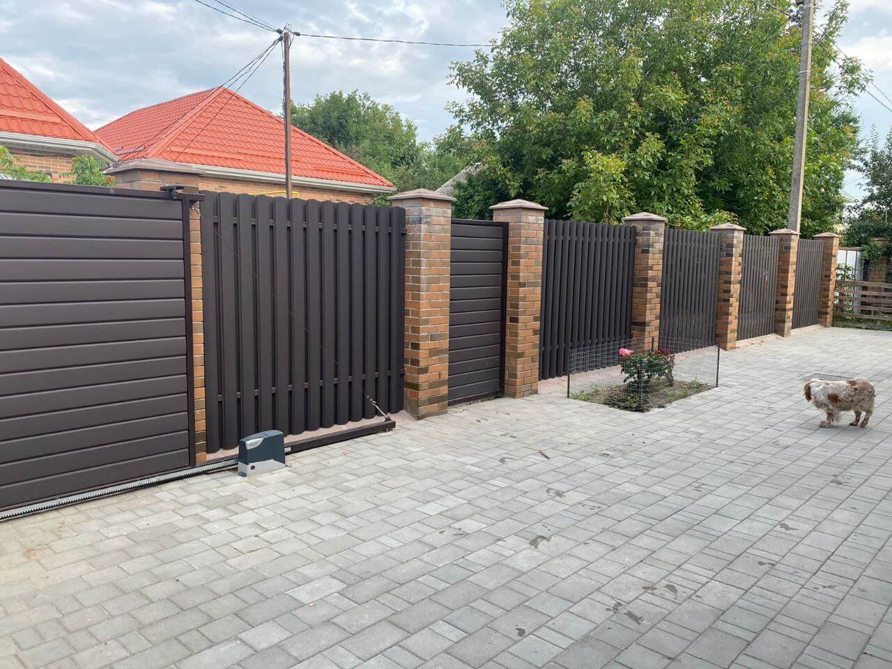 Забор из штакетника полукруглого 22м RAL8019 Темный Шоколад МАТТЕ фото 2 в Березниках