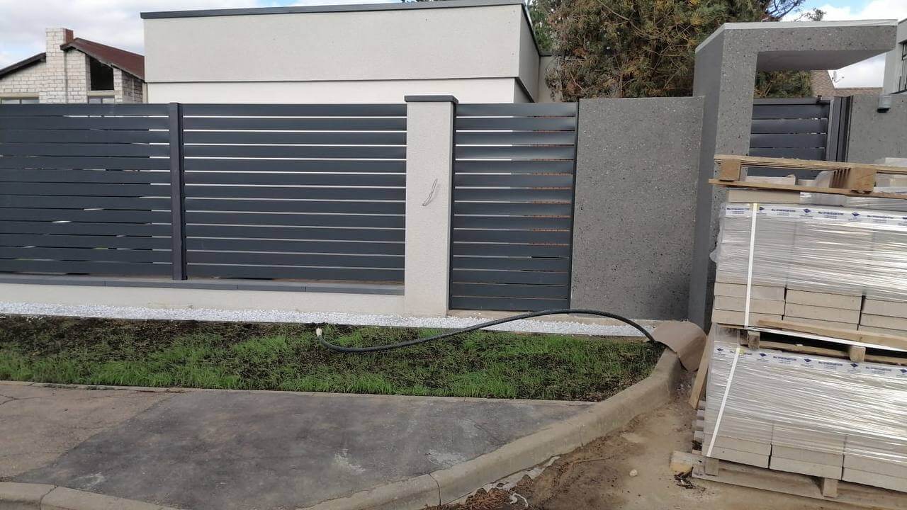 Забор-ранчо из металлопланкена 36м RAL7024 Серый Графит фото 8 в Березниках