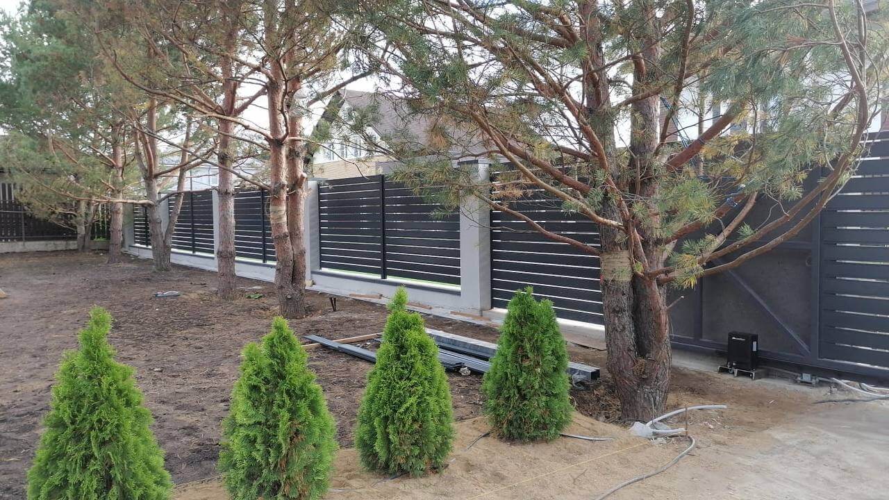 Забор-ранчо из металлопланкена 36м RAL7024 Серый Графит фото 6 в Березниках
