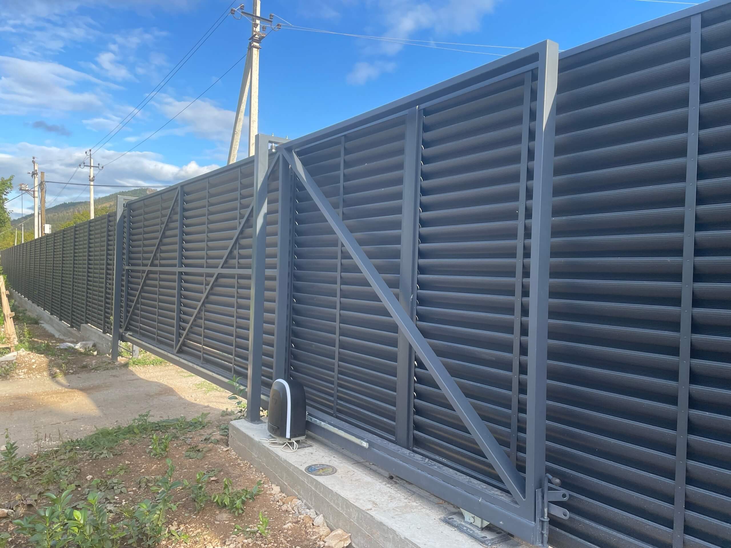 Забор-жалюзи из ламелей Еврожалюзи 250м RAL7024/7024 Серый Графит матовый фото 2 в Березниках