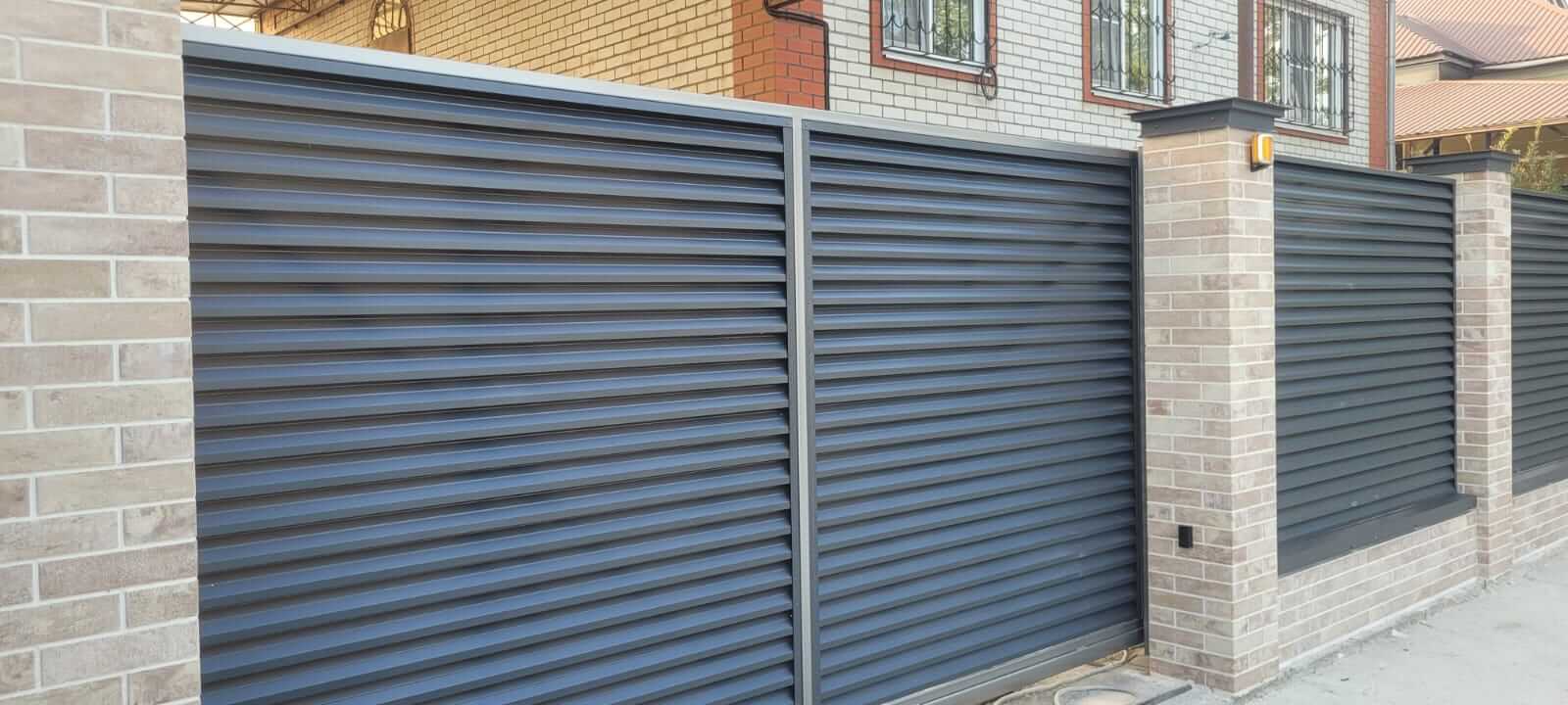 Забор-жалюзи с ламелями ЭКО-Z US усиленные 20м RAL7024/7024 Серый Графит двусторонний МАТТЕ фото 9 в Березниках