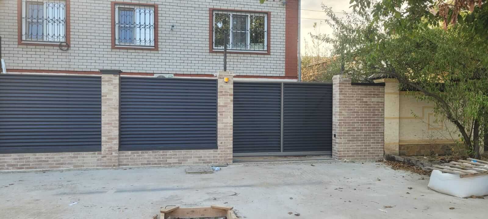Забор-жалюзи с ламелями ЭКО-Z US усиленные 20м RAL7024/7024 Серый Графит двусторонний МАТТЕ фото 2 в Березниках