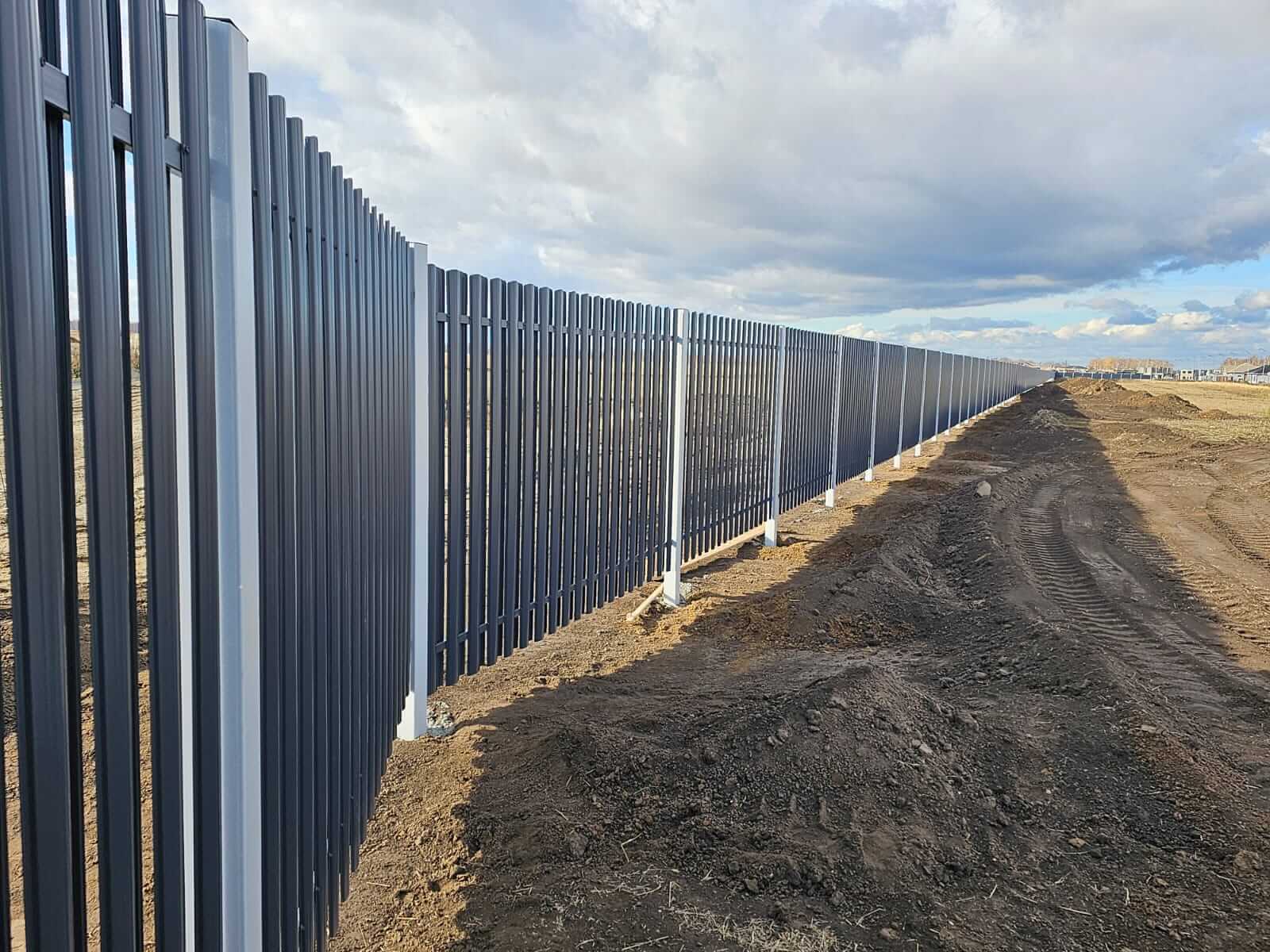 Забор из евроштакетника 234м RAL7024/7024 Серый Графит двусторонний фото 4 в Березниках
