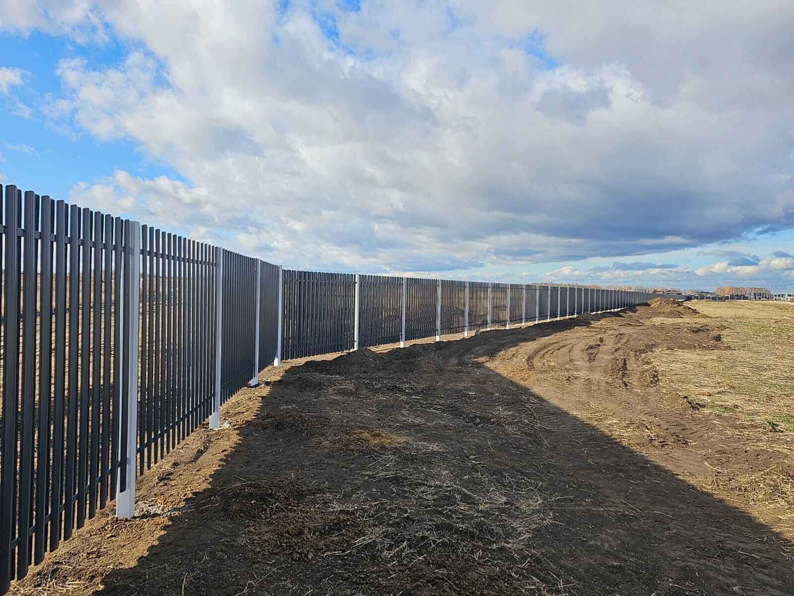 Забор из евроштакетника 234м RAL7024/7024 Серый Графит двусторонний фото 3 в Березниках
