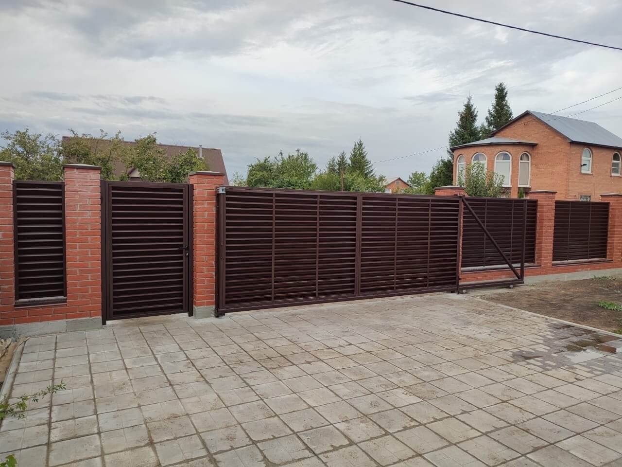 Забор из ламелей Еврожалюзи 28м RAL8017/8017 Шоколад двусторонний в Березниках