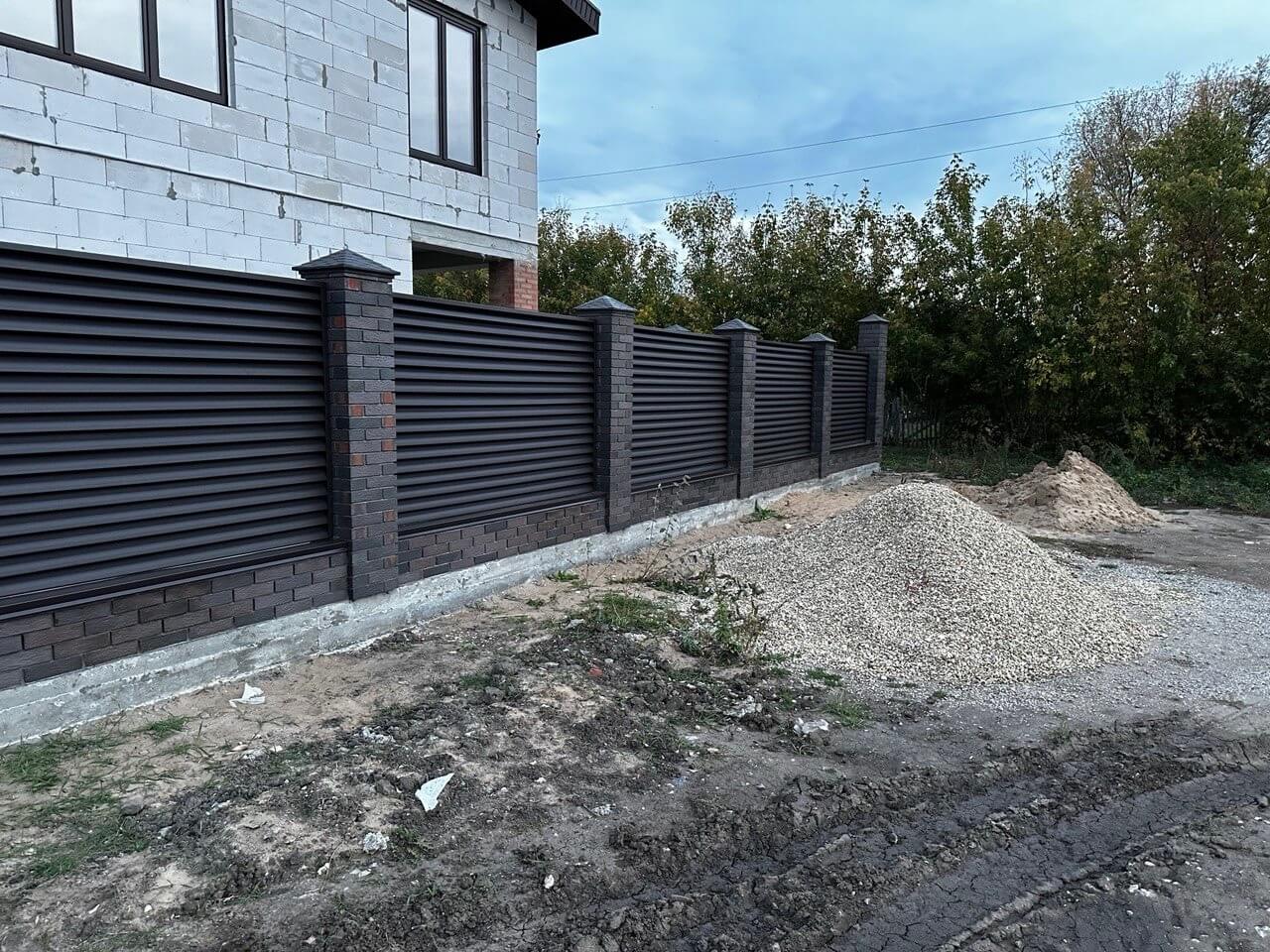 Забор из ламелей Еврожалюзи 38м RAL8019/8019 Темный Шоколад двусторонний MATTE фото 4 в Березниках