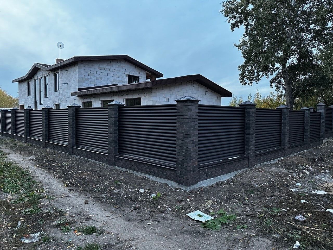 Забор из ламелей Еврожалюзи 38м RAL8019/8019 Темный Шоколад двусторонний MATTE фото 2 в Березниках