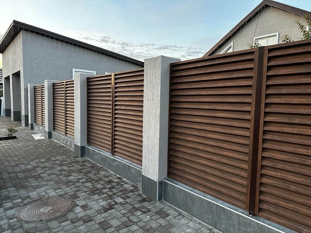 Забор-жалюзи из ламелей Еврожалюзи 23м Каштан Printech фото 2 в Березниках