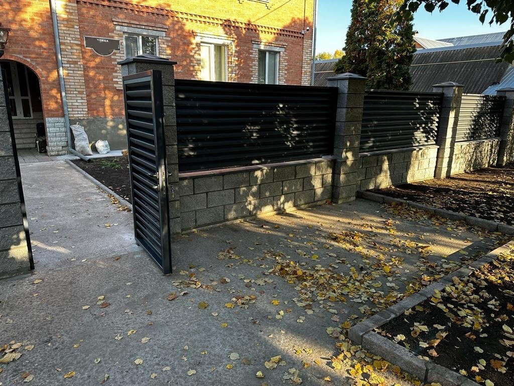 Забор-жалюзи 19м RAL7024/7024 Серый Графит двусторонний MATTE фото 5 в Березниках