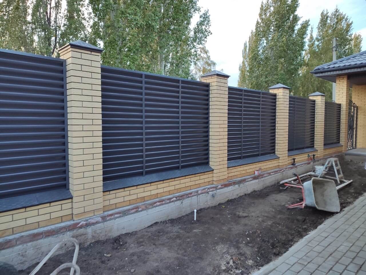 Забор-жалюзи с ламелями Еврожалюзи 16м RAL7024/7024 Серый Графит двусторонний фото 3 в Березниках