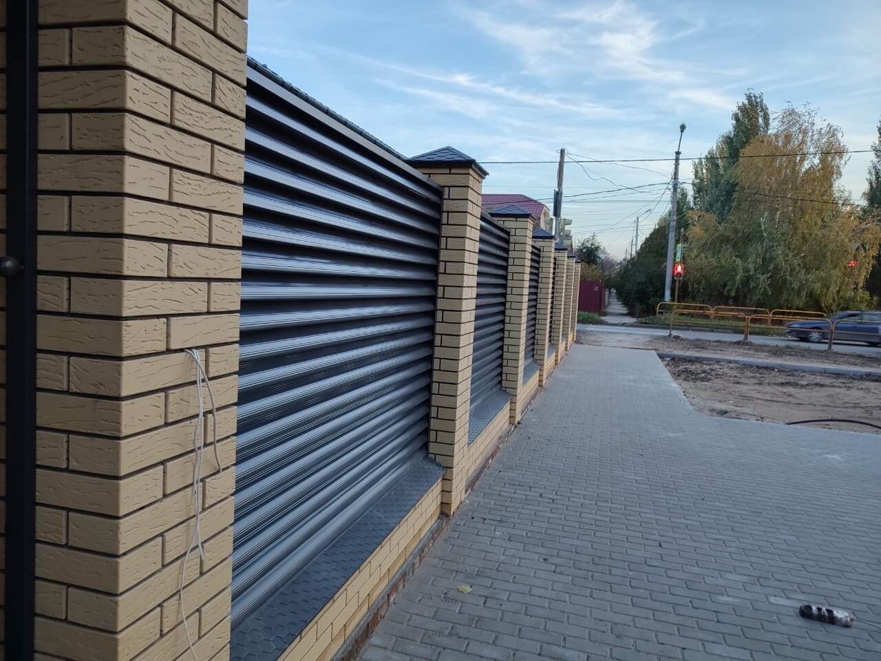 Забор-жалюзи с ламелями Еврожалюзи 16м RAL7024/7024 Серый Графит двусторонний фото 2 в Березниках