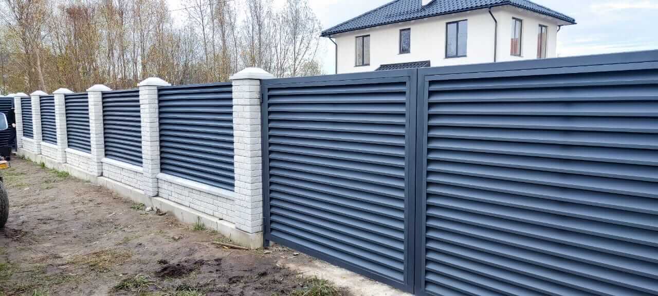 Забор-жалюзи из ламелей ЭКО-Z 32м RAL7024 Серый Графит МАТТЕ фото 5 в Березниках