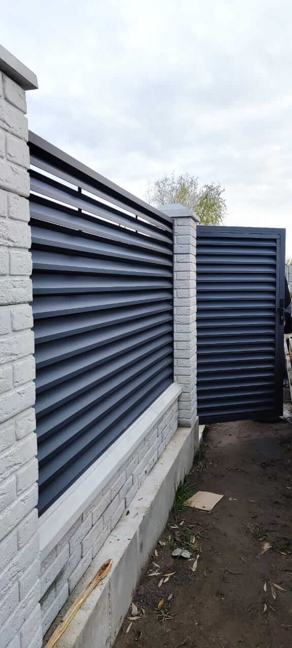Забор-жалюзи из ламелей ЭКО-Z 32м RAL7024 Серый Графит МАТТЕ фото 4 в Березниках