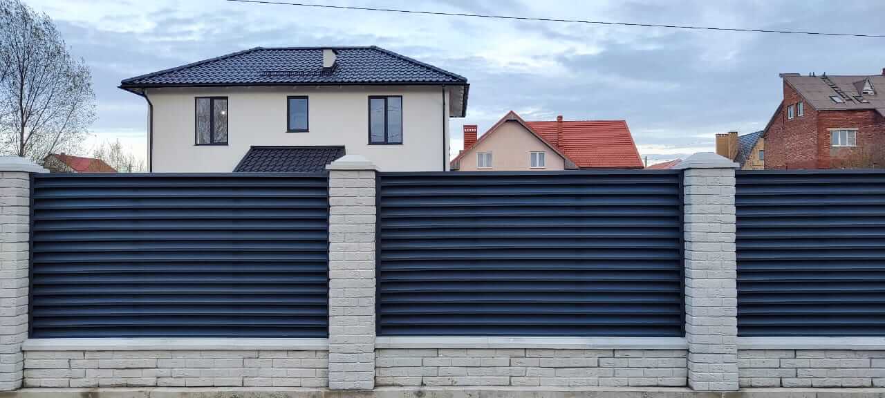 Забор-жалюзи из ламелей ЭКО-Z 32м RAL7024 Серый Графит МАТТЕ в Березниках