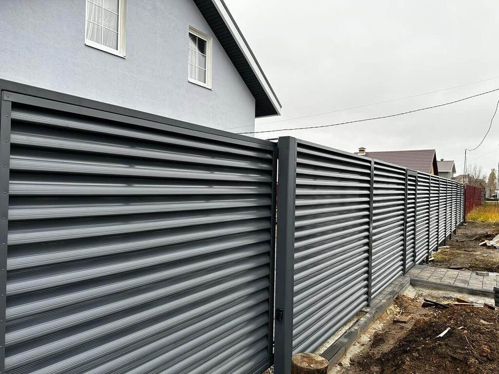 Забор-жалюзи из ламелей Еврожалюзи 28м RAL7024/7024 Серый Графит двусторонний фото 4 в Березниках