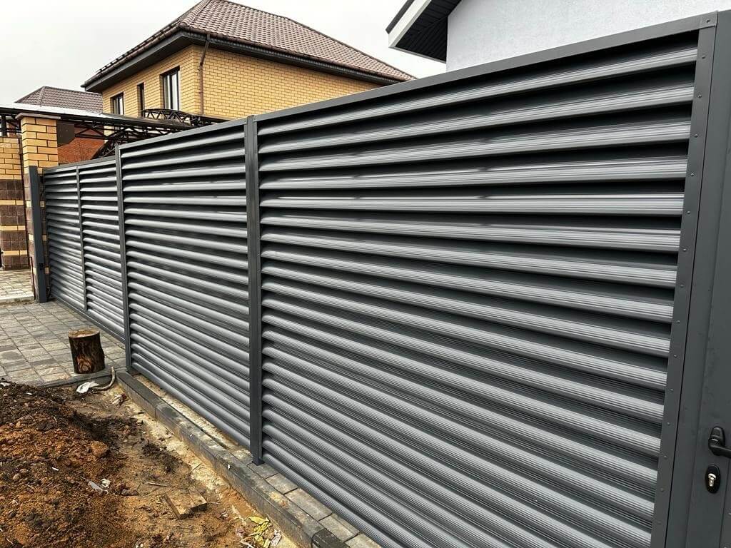 Забор-жалюзи из ламелей Еврожалюзи 28м RAL7024/7024 Серый Графит двусторонний фото 2 в Березниках