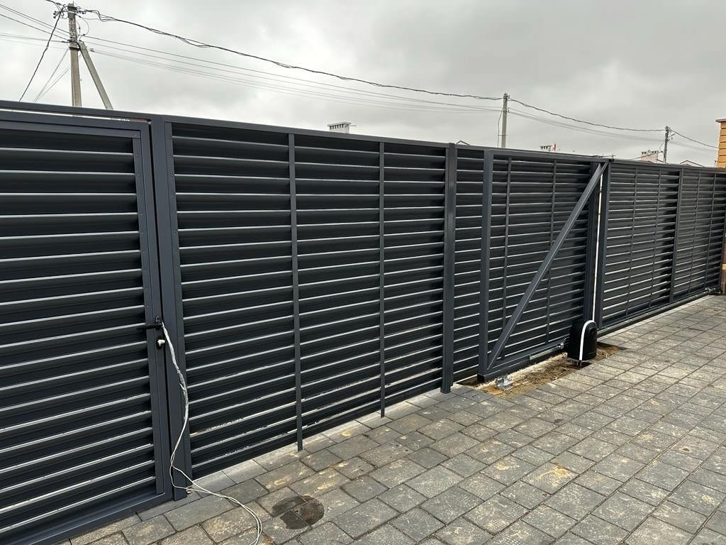 Забор-жалюзи из ламелей Еврожалюзи 28м RAL7024/7024 Серый Графит двусторонний фото 1 в Березниках