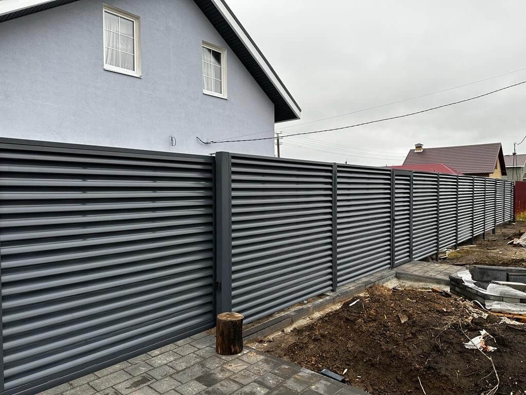Забор-жалюзи из ламелей Еврожалюзи 28м RAL7024/7024 Серый Графит двусторонний в Березниках
