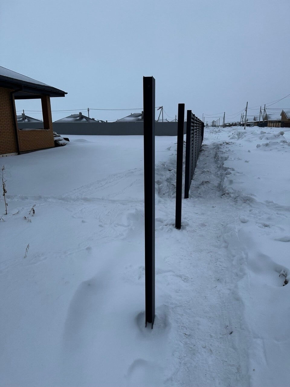Забор-жалюзи из ламелей еврожалюзи 57м RAL7024 Серый Графит МАТТЕ фото 5 в Березниках