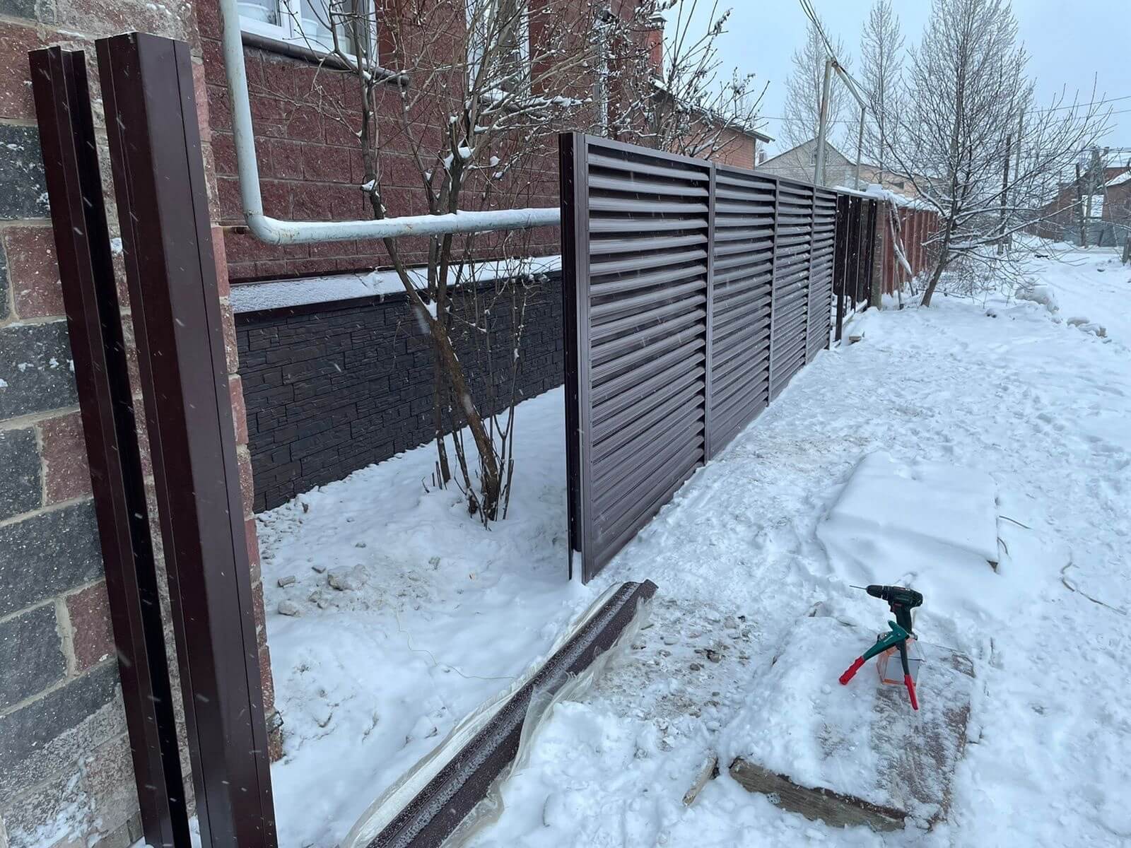Забор из ламелей еврожалюзи 38м RAL8017/8017 Шоколад двусторонний фото 4 в Березниках